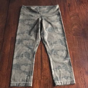 Lululemon women’s camo wunder under crop size 6